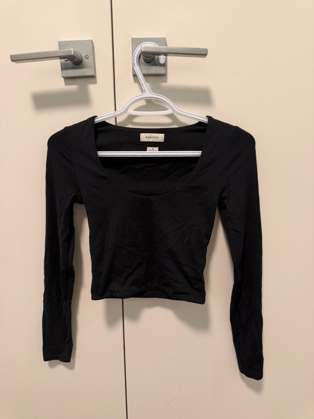 Babaton Black Long-Sleeve Scoop Neck Crop Top - Slim Fit